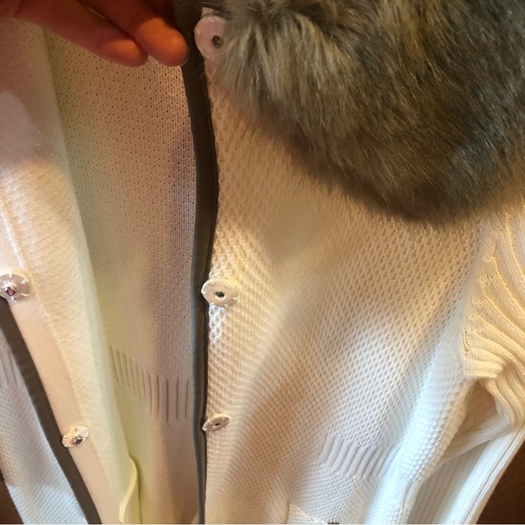 LIKE NEW! Chico’s White Long Button Sweater/Jacket w/Faux Fur Neck-Womens Medium - Picture 9 of 14